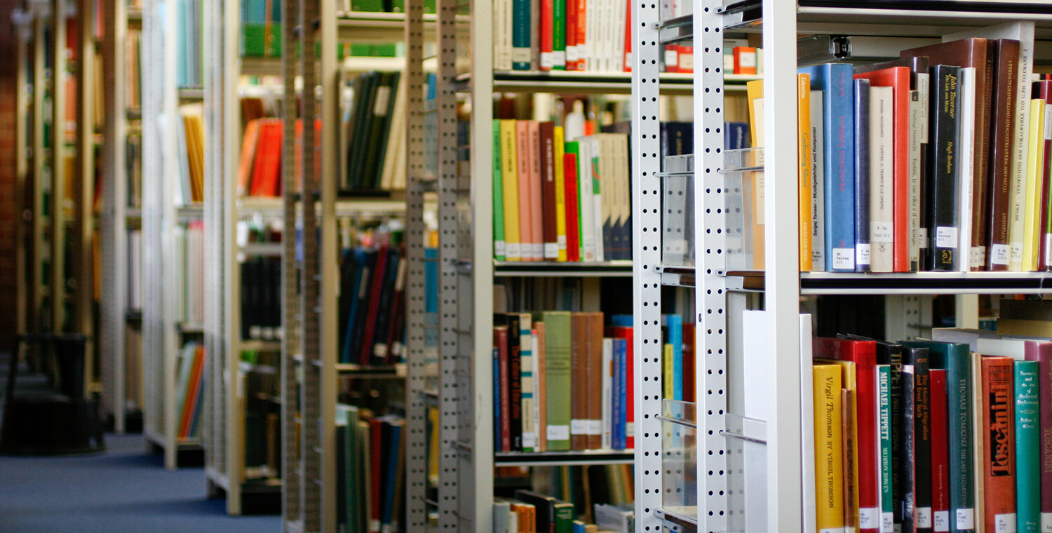Regalreihen in der Bibliothek der Hochschule.