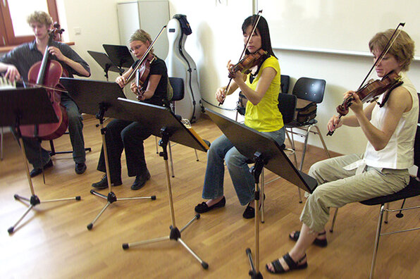 Studierende spielen Instrumente